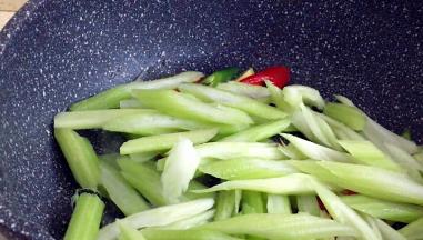 西芹入锅翻炒至断生