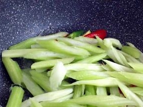 西芹入锅翻炒至断生