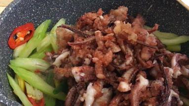 鱿鱼须回锅翻炒均匀