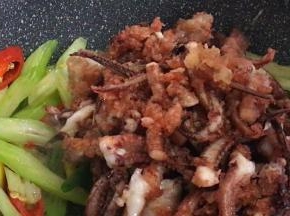 鱿鱼须回锅翻炒均匀