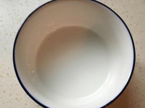 淀粉兑三十毫升清水搅拌均匀