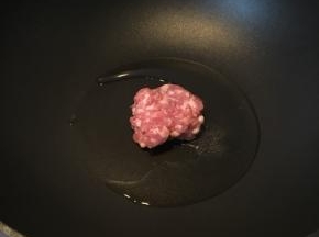 热锅热油放入肉末