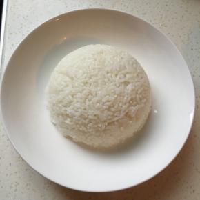 米饭倒扣盘中