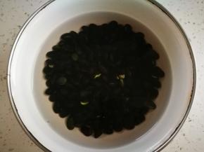 黑豆提前泡发一夜，放入豆浆机，加水量到豆浆机里的700ml的地方，使用倍浓豆浆按键