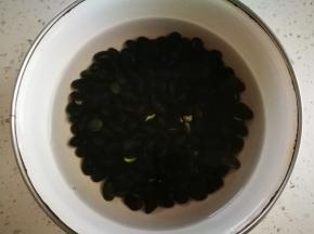 黑豆提前泡发一夜，放入豆浆机，加水量到豆浆机里的700ml的地方，使用倍浓豆浆按键
