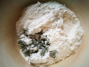 加面粉，酵母，依面团的干湿度，适量加点豆浆，我共计加的豆渣和豆浆的量是155克，面粉在230克左右，依具体的面团软硬度来增减