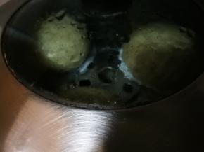 蒸锅提前放水烧开，水开后上锅蒸，蒸25--30分钟，一定要蒸熟蒸够，不然白忙活一场。时间到后，不要马上揭盖，焖3--5分种再开
