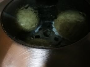 蒸锅提前放水烧开，水开后上锅蒸，蒸25--30分钟，一定要蒸熟蒸够，不然白忙活一场。时间到后，不要马上揭盖，焖3--5分种再开