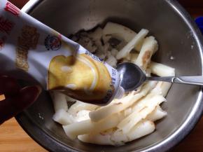 蒸好的山药取出趁热加入炼乳用小勺压成泥