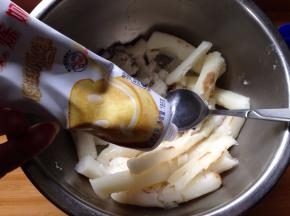 蒸好的山药取出趁热加入炼乳用小勺压成泥