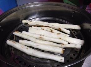 山药去皮，放入开水锅内大火蒸熟