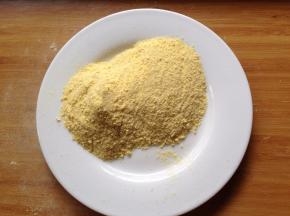 冻干南瓜干装入塑料袋擀成粉末备用
