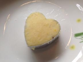 取模具（模具内壁要涂上食用油防粘，同时好脱模）用小勺填入适量山药泥