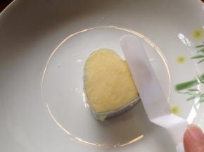 抹刀沾水磨平山药泥表面