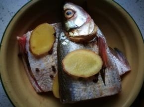 都抹好后，加点料酒，生姜片，花椒粒腌。夏天特别快。冬天天冷，多腌几天，闻味道就好，一股腌鱼的味道就差不多了。这几天胃不舒服，就没放辣椒。