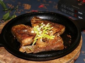 撒上蒜苗，盖盖，关火，焖几分钟