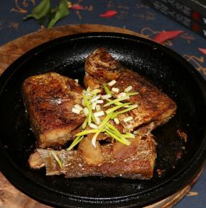 一面煎到焦黄，翻面煎另一面，同样煎到焦黄，这个鱼完全是利用铸铁煎盘和油煎熟的，油适量多点