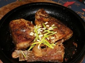 一面煎到焦黄，翻面煎另一面，同样煎到焦黄，这个鱼完全是利用铸铁煎盘和油煎熟的，油适量多点