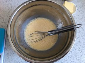 倒入牛奶搅拌均匀