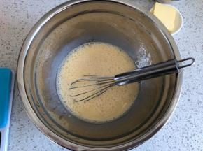 倒入牛奶搅拌均匀