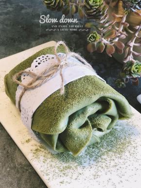 取出毛巾卷，筛上薄薄一层抹茶粉，可以稍微装饰一下