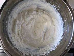 淡奶油加细砂糖打发至可以裱花的状态