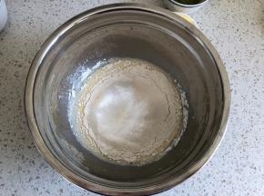 低筋面粉用面粉筛过筛到蛋液牛奶中，用打蛋器搅拌均匀