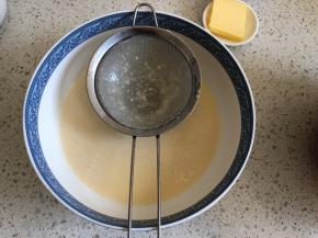 把蛋糕糊过筛一遍