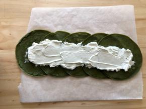 千层皮一张压一张铺好，淡奶油抹上，不要抹到四周，否则卷的时候奶油容易溢出