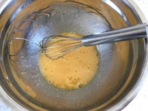 用打蛋器搅打均匀