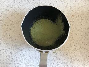 倒入抹茶粉，搅拌均匀