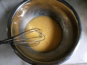 鸡蛋打散搅匀。