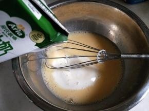 加入牛奶混合均匀。