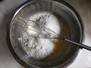 加入面粉混合均匀。