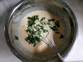 加入葱段搅拌均匀。