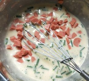 加入火腿肠粒混合均匀。