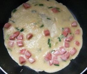 待表面凝固后翻面煎几秒即可。