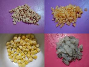 玉米粒提前解冻，虾仁、胡萝卜、火腿肠切小块。