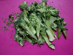 西蓝花洗净切小块。