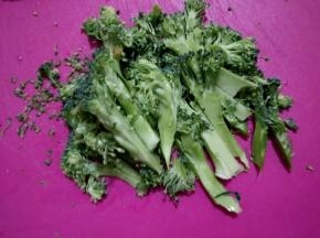 西蓝花洗净切小块。