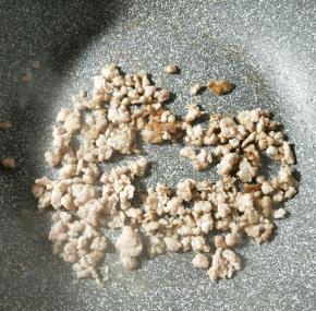 锅内放少许油，放入肉糜翻炒几至变色。