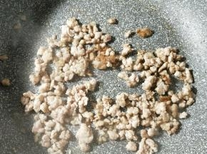 锅内放少许油，放入肉糜翻炒几至变色。