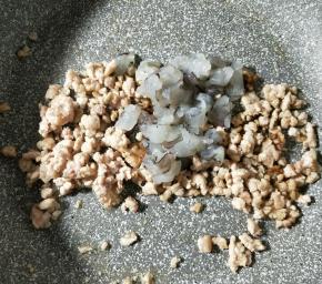 放入虾仁翻炒。