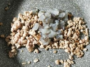 放入虾仁翻炒。