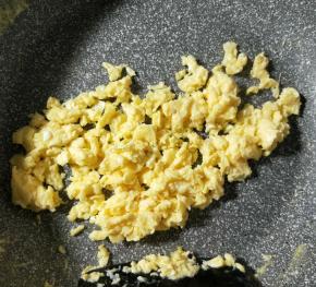 锅内倒少许油，炒鸡蛋花。