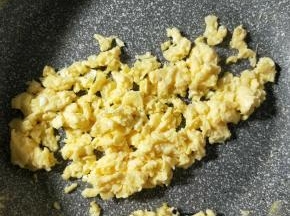 锅内倒少许油，炒鸡蛋花。