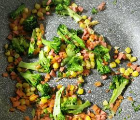 再把蔬菜翻炒几下。