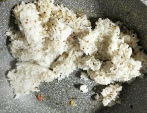 锅内放油把米饭炒热炒散。