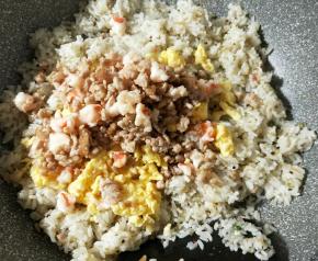 加入鸡蛋花、肉糜和虾仁翻炒均匀。