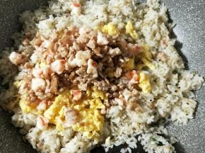 加入鸡蛋花、肉糜和虾仁翻炒均匀。